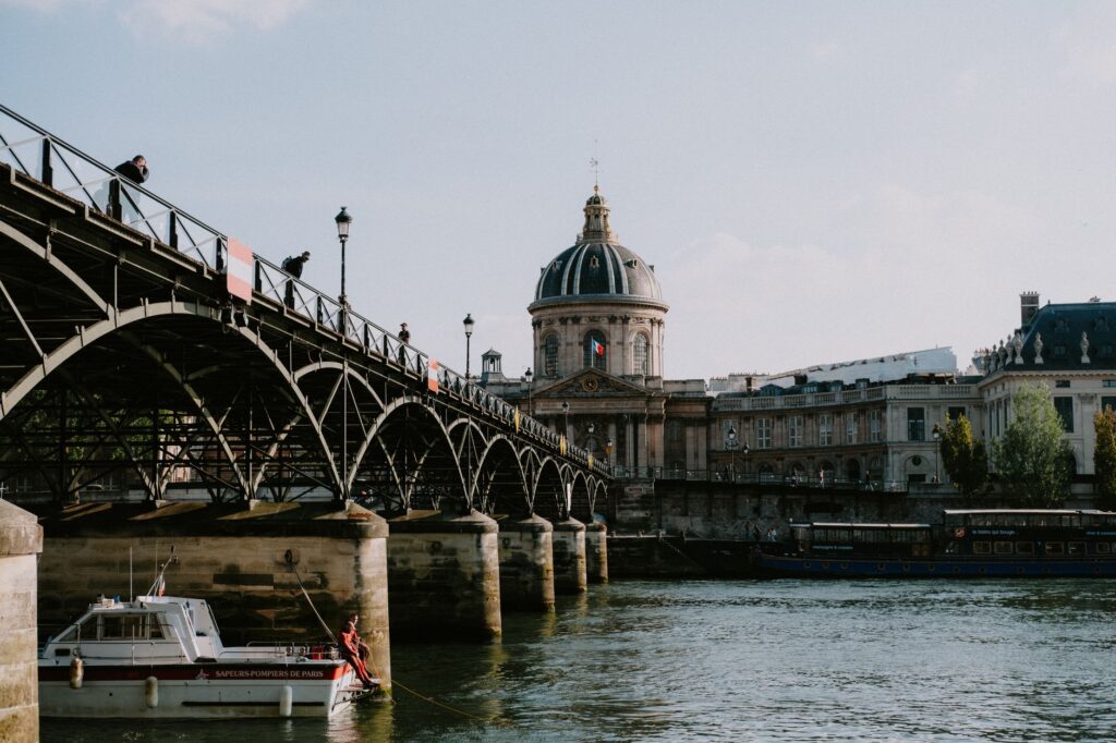 Comment les différentes générations perçoivent-elles la hiérarchie et les structures organisationnelles ?